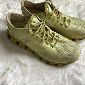 On clout running shoes